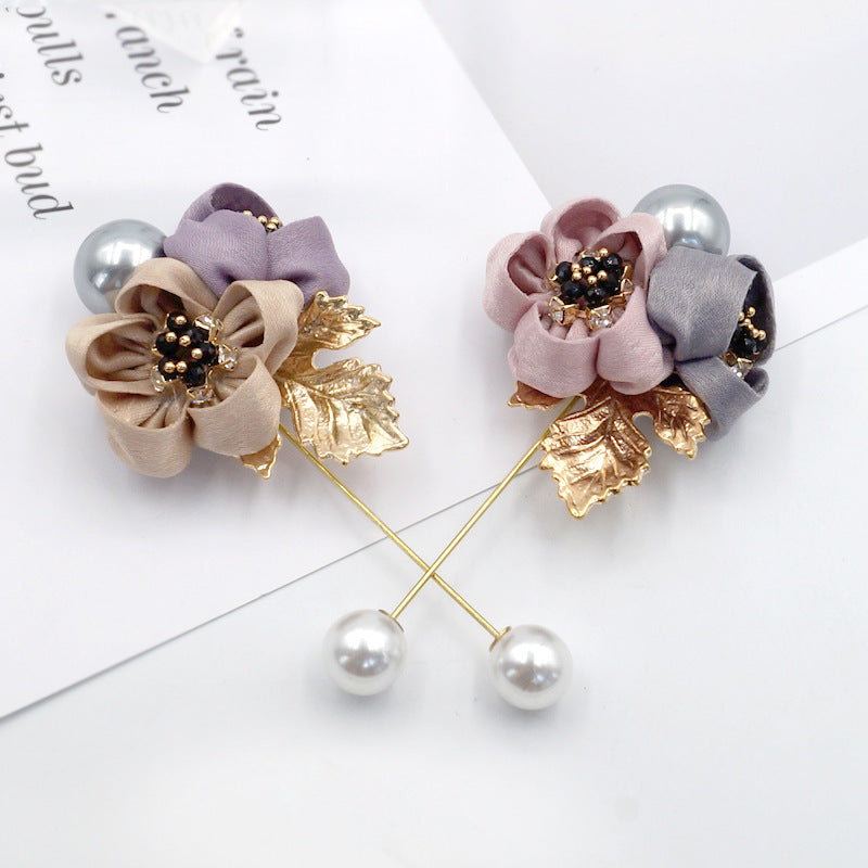 Pearl flower brooch